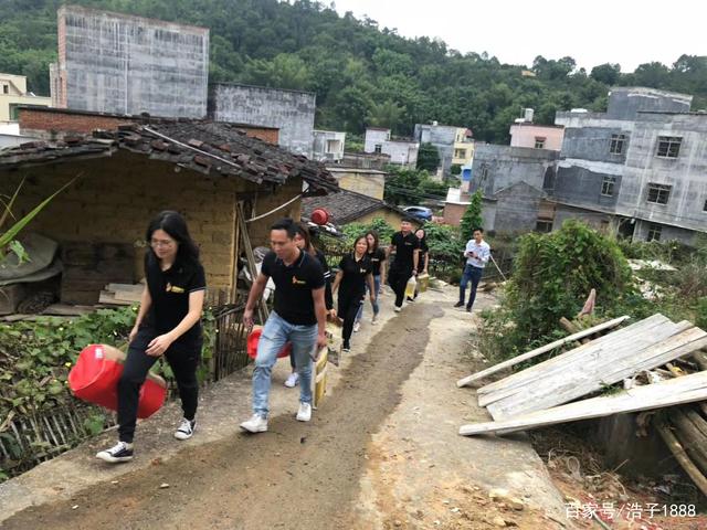 走在公益路上樂(lè )此不疲的寬裕人